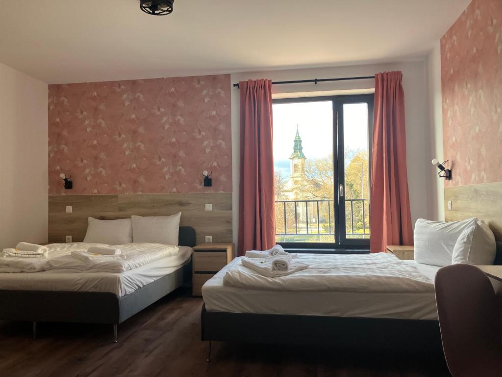Ένα ή περισσότερα κρεβάτια σε δωμάτιο στο Ludwig Hotel