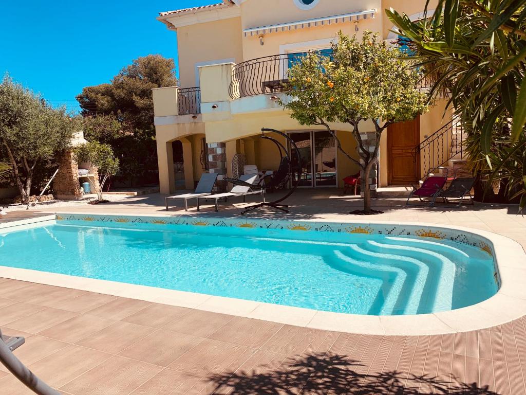 une piscine devant une maison dans l'établissement Rez de villa SAINT RAPHAËL, à Saint-Raphaël