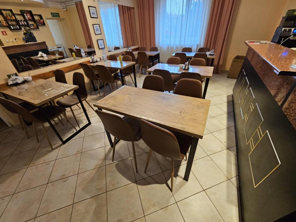 Reštaurácia alebo iné gastronomické zariadenie v ubytovaní Hotel Eden 24h