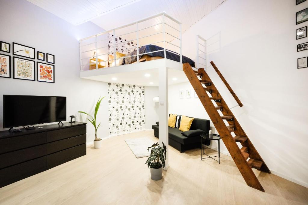 Televízia a/alebo spoločenská miestnosť v ubytovaní Vibrant Budapest Studio