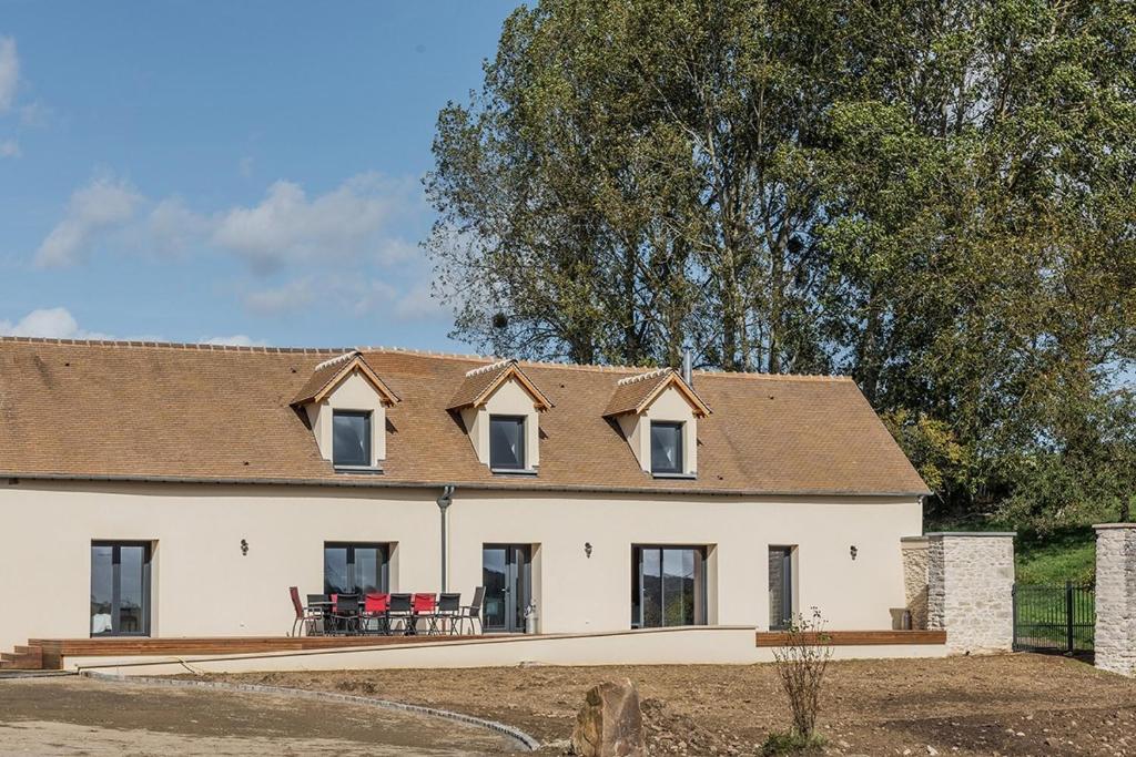 une grande maison blanche avec un toit dans l'établissement Grand Gîte des Hautes Maisons, à Guainville