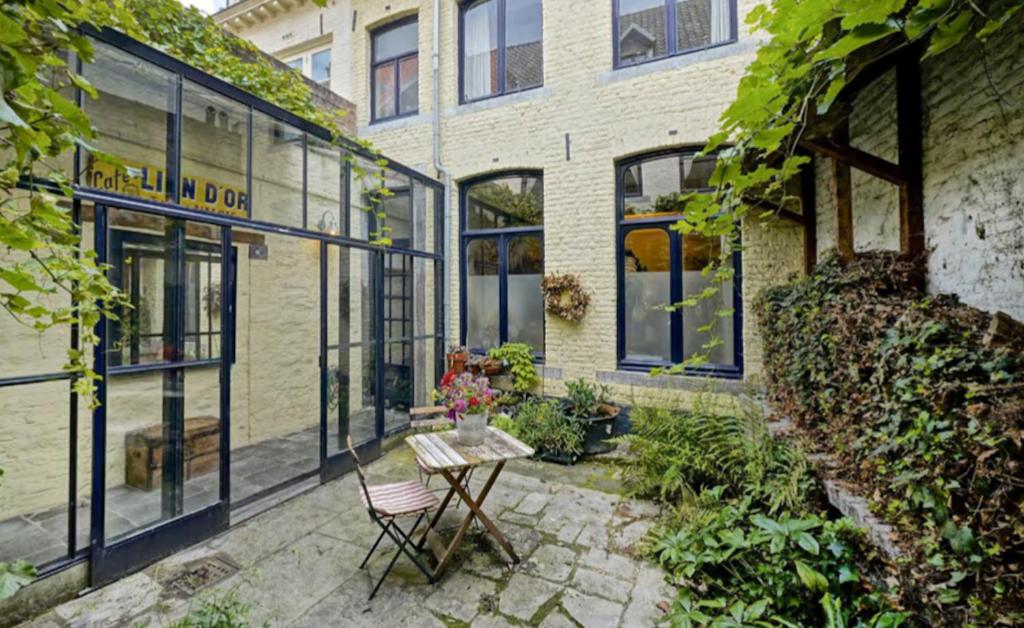 een patio met een tafel voor een gebouw bij B&B Au Lion D'or in Maastricht