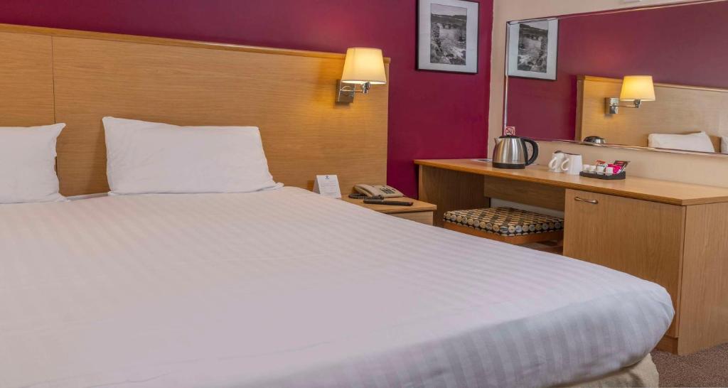 Postel nebo postele na pokoji v ubytování Best Western The Dartmouth Hotel, Golf & Spa