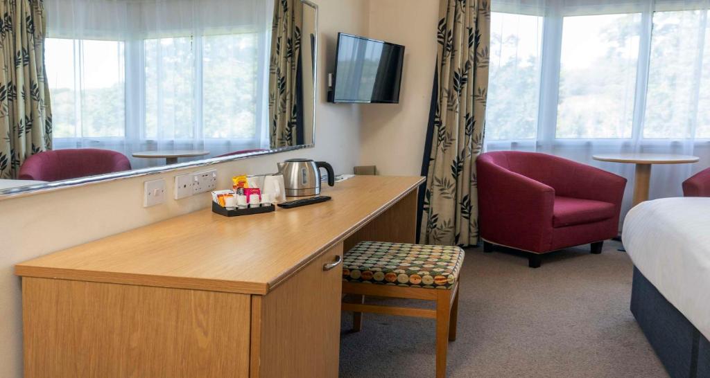 TV a/nebo společenská místnost v ubytování Best Western The Dartmouth Hotel, Golf & Spa
