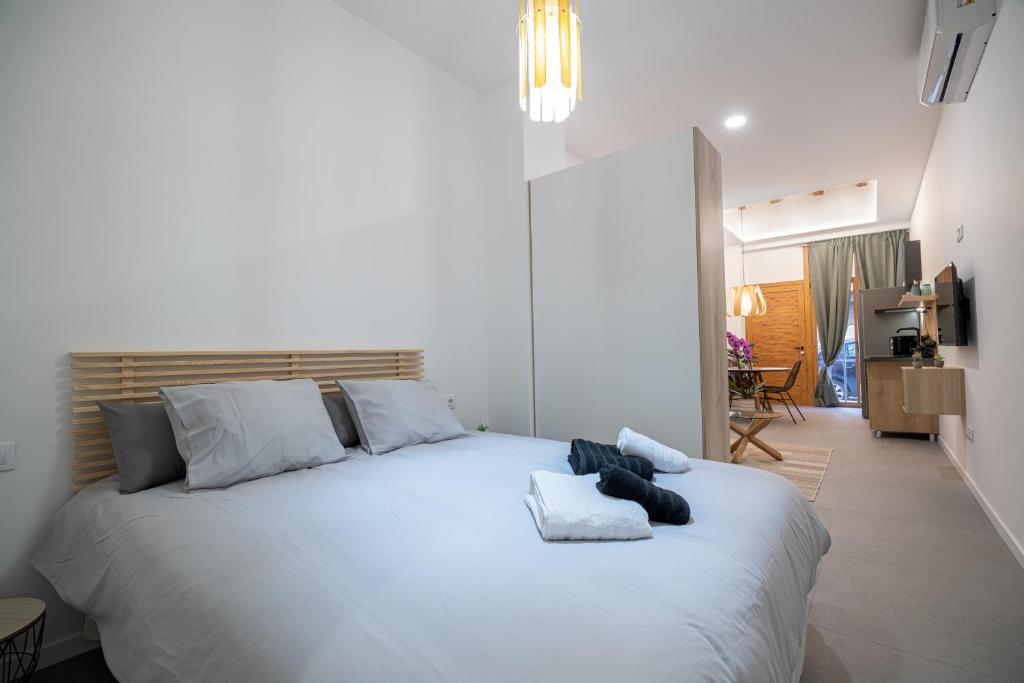 a bedroom with a large white bed with towels on it at ESC - Loft Valencia Cómodos y espaciosos estudios cercanos a estación Joaquín Sorolla in Valencia