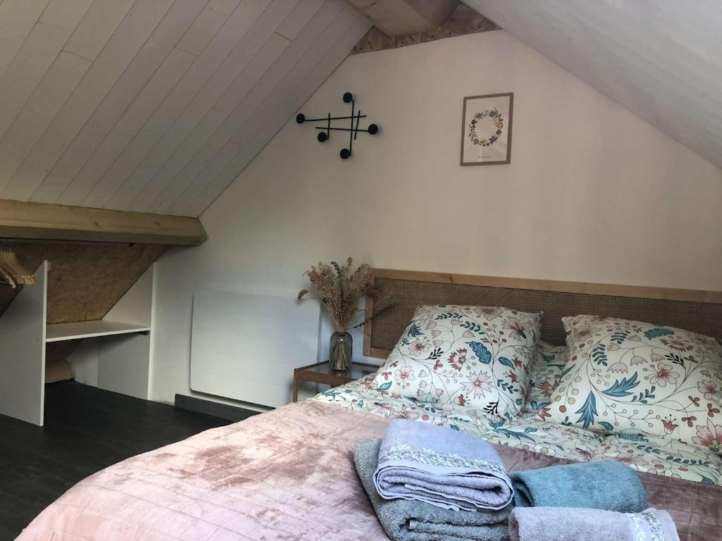 En eller flere senge i et værelse på Studio au cœur du sancy