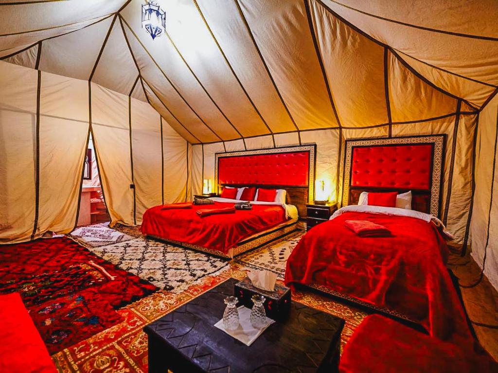 Postel nebo postele na pokoji v ubytování Sahara Deluxe Camp