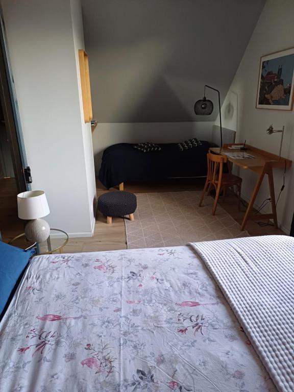 Postel nebo postele na pokoji v ubytování CHARMANT APPARTEMENT à 150 M des THERMES et du CENTRE VILLE