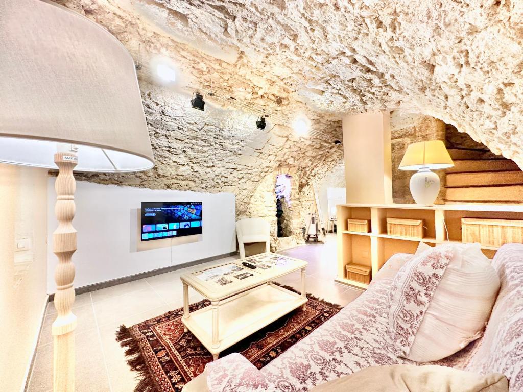 un salon avec un mur en pierre dans l'établissement Èrsextius, NP, Aix-en-Provence, à Aix-en-Provence