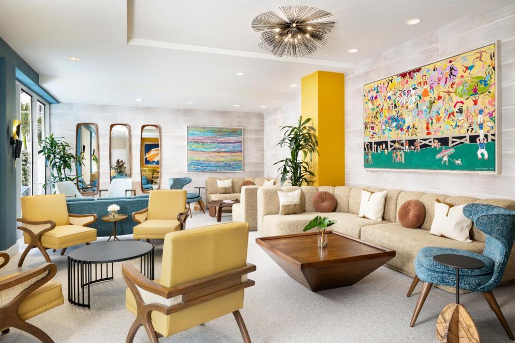 Uma área de estar em Hotel Continental Miami Beach, Tapestry Collection by Hilton