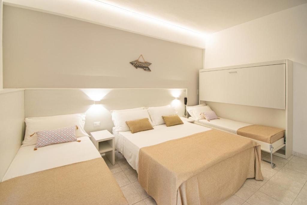 Postel nebo postele na pokoji v ubytování Ambra Hotel Cattolica