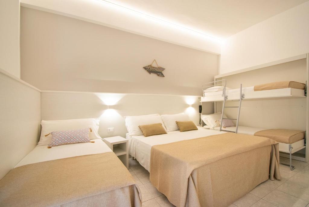 Postel nebo postele na pokoji v ubytování Ambra Hotel Cattolica