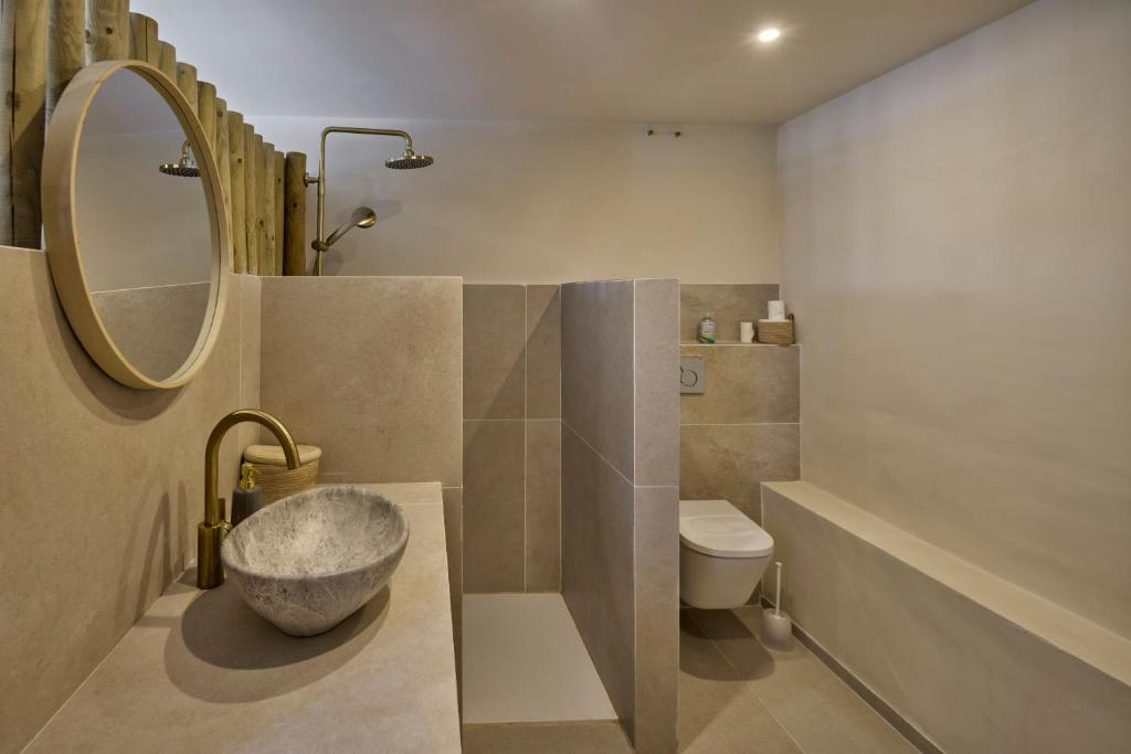 a bathroom with a bowl sink and a mirror at Casa El Sueño in Jávea