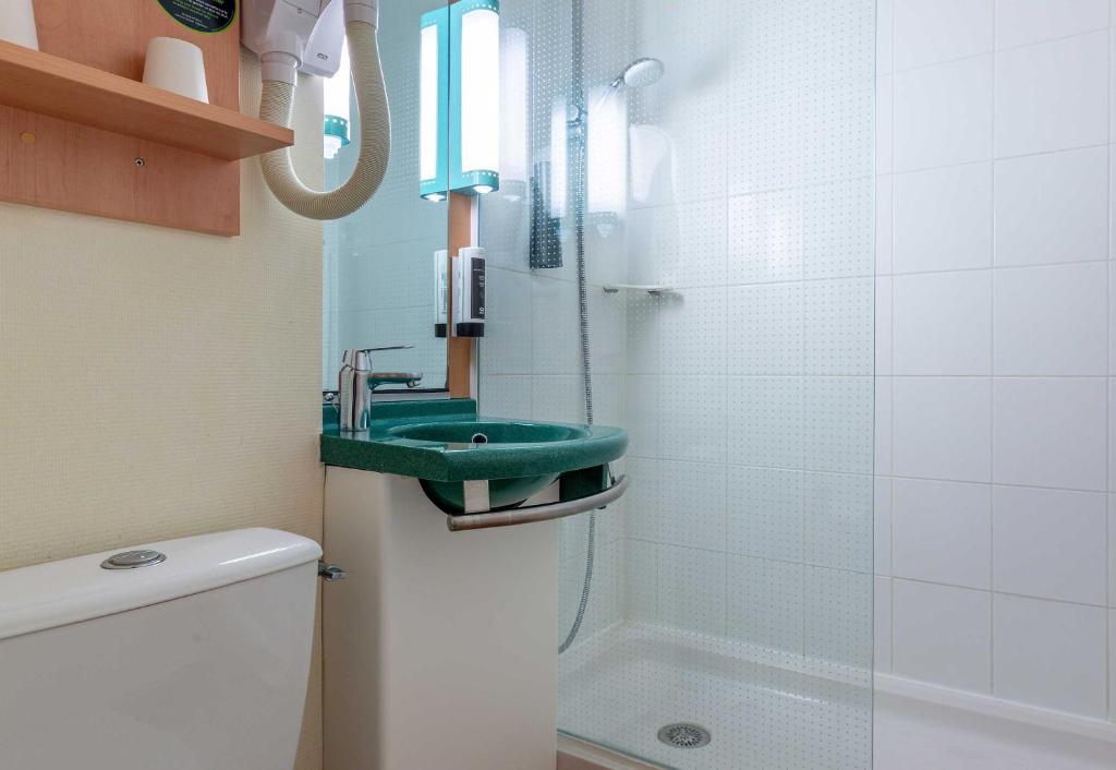 Koupelna v ubytování B&B HOTEL Blois Nord Vallée Maillard