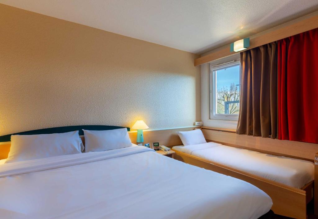 Postel nebo postele na pokoji v ubytování B&B HOTEL Blois Nord Vallée Maillard