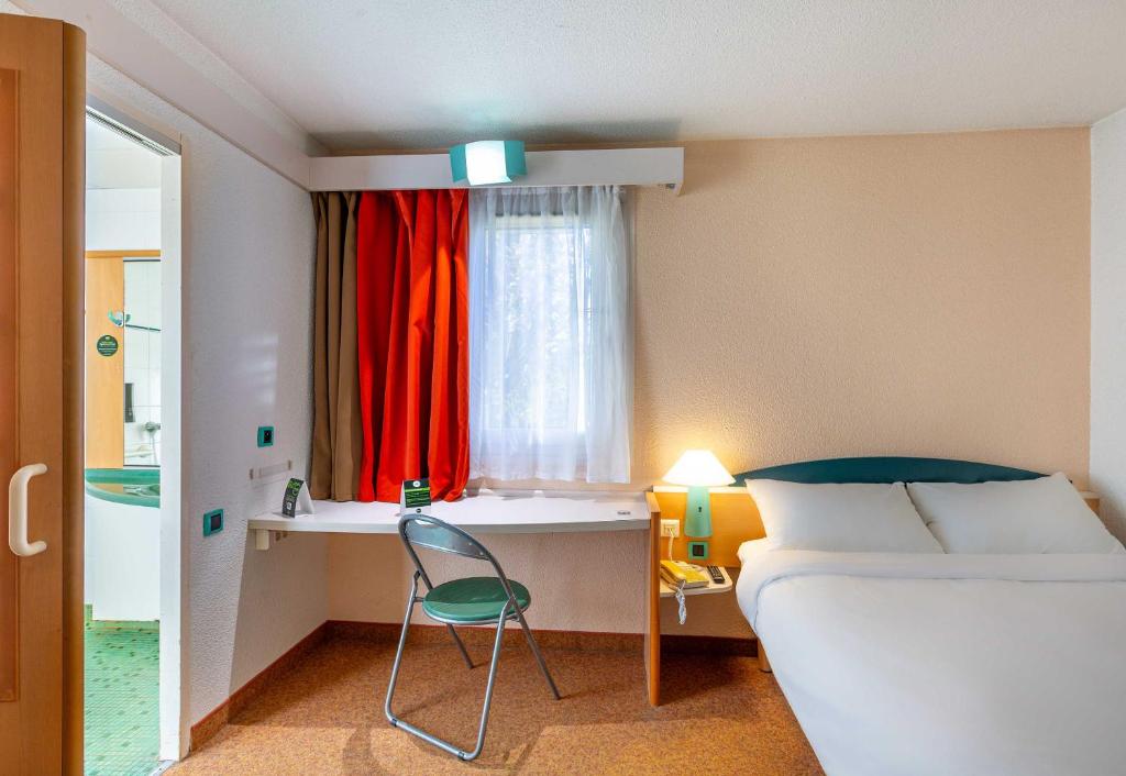Postel nebo postele na pokoji v ubytování B&B HOTEL Blois Nord Vallée Maillard
