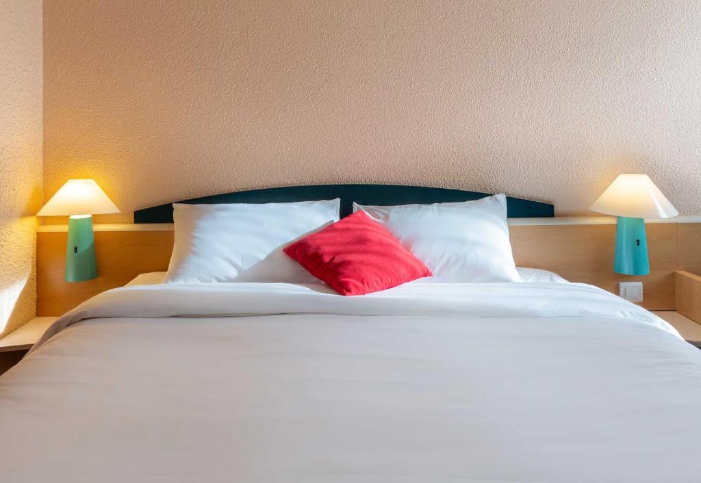 Postel nebo postele na pokoji v ubytování B&B HOTEL Blois Nord Vallée Maillard