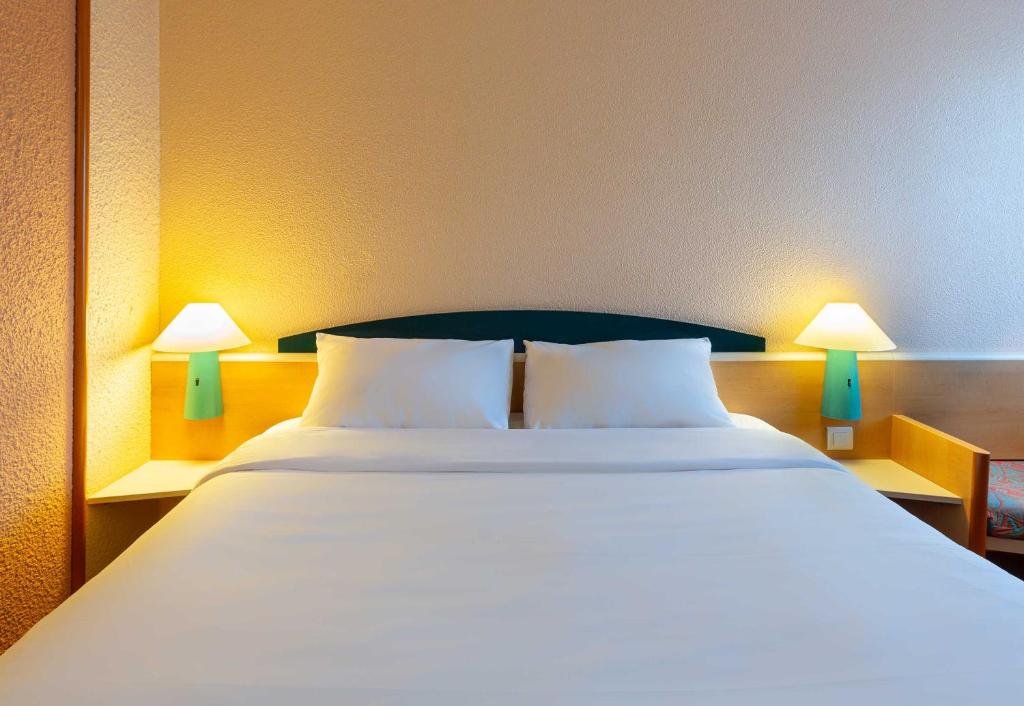 Postel nebo postele na pokoji v ubytování B&B HOTEL Blois Nord Vallée Maillard