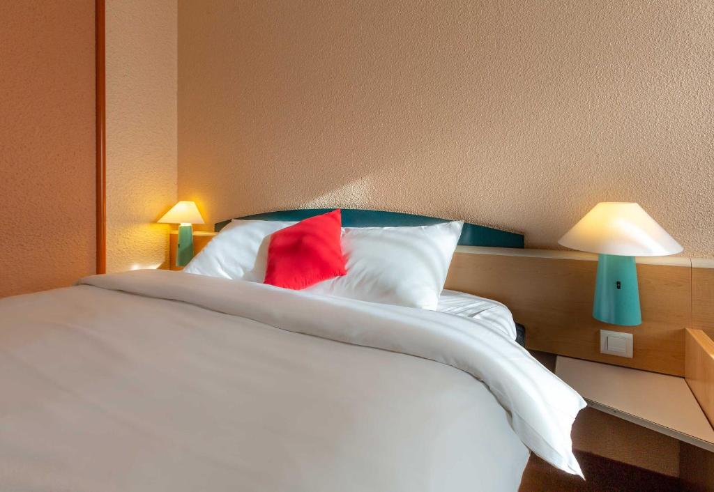 Postel nebo postele na pokoji v ubytování B&B HOTEL Blois Nord Vallée Maillard