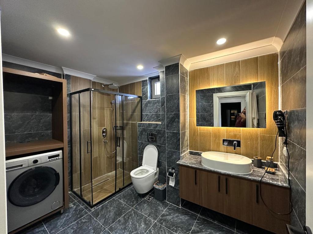 Un baño con inodoro, lavabo y ducha. en The Casa Alegra Luxury Villa, en Belek