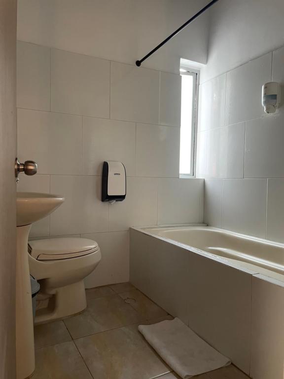 Koupelna v ubytování Hostal Lleras Calle 8