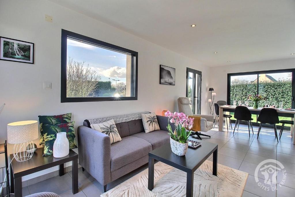 un salon avec un canapé et une table dans l'établissement La maison de margot, à Saint-Alban