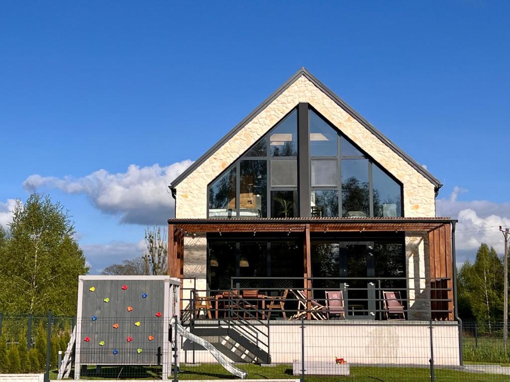 a house with a large window and a climbing wall at Kazimierska Oaza in Kazimierz Dolny