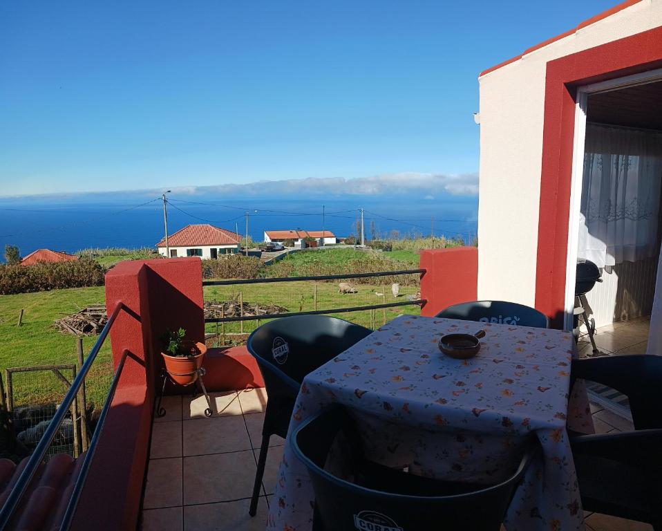 ein Tisch auf einem Balkon mit Blick auf das Meer in der Unterkunft Achadas da Cruz Farm House in Achadas da Cruz