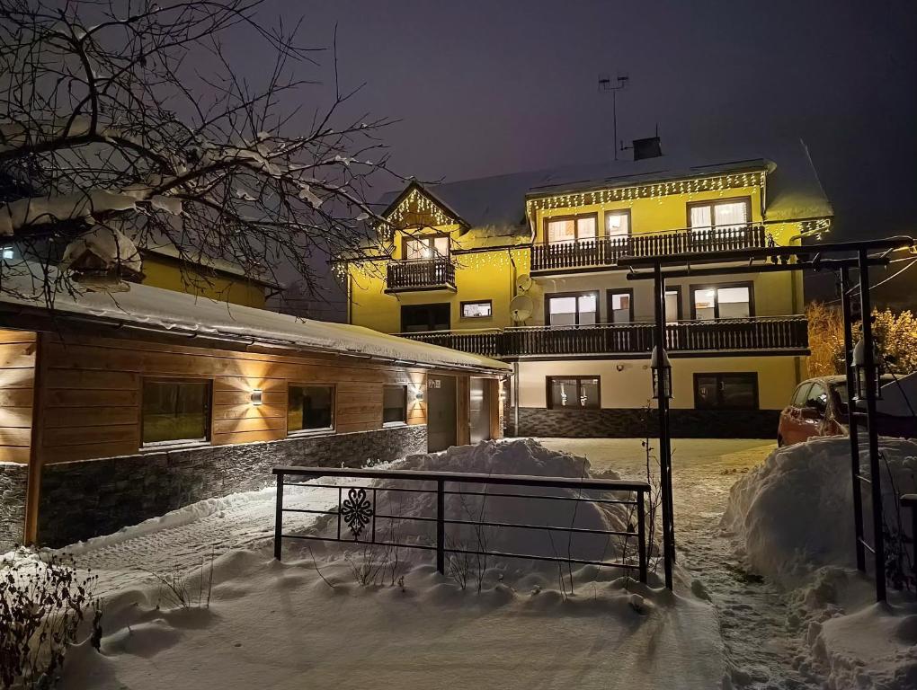 Pokoje i apartamenty u Sabiny - DOSTĘP DO JACUZZI TYLKO W WYBRANYCH OPCJACH sprawdź poniżej szczegóły rezerwacji v zime