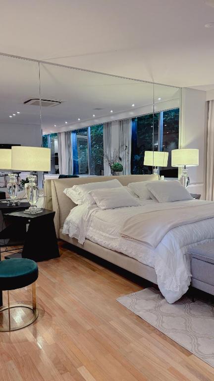 Habitación grande con cama grande y escritorio. en Refúgio da VILLA, en Gramado
