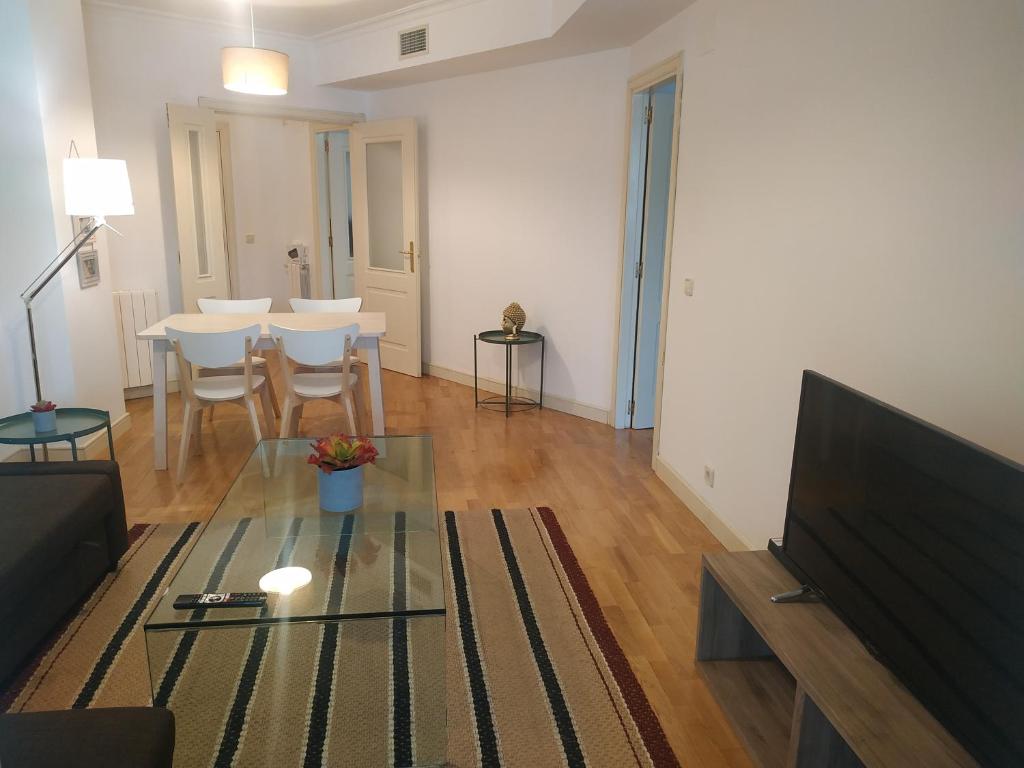 TV a/nebo společenská místnost v ubytování Vivienda de 1 habitación independiente, metro La Moraleja