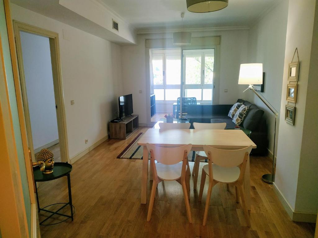 una sala de estar con una mesa y sillas en Vivienda de 1 habitación independiente, metro La Moraleja, en Alcobendas