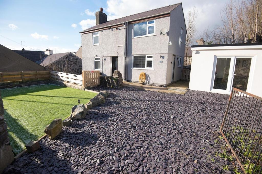 a backyard of a house with a grass yard at No 4 John Street in Bethesda