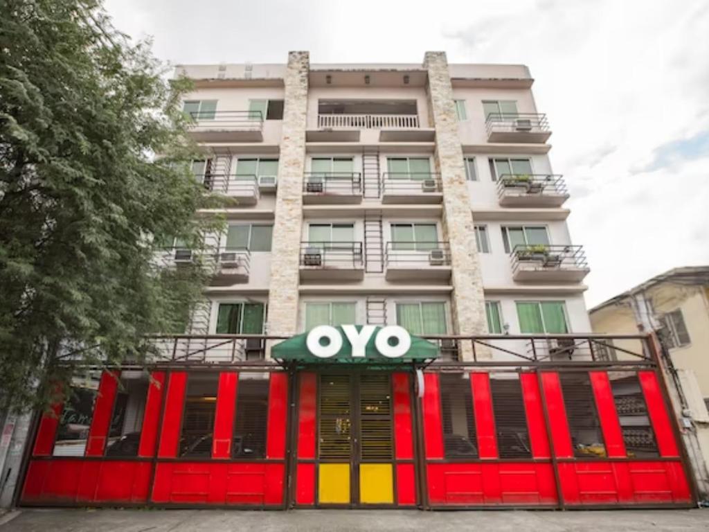 a building with an oo sign on the front at Haeinsa Condotel in Manila