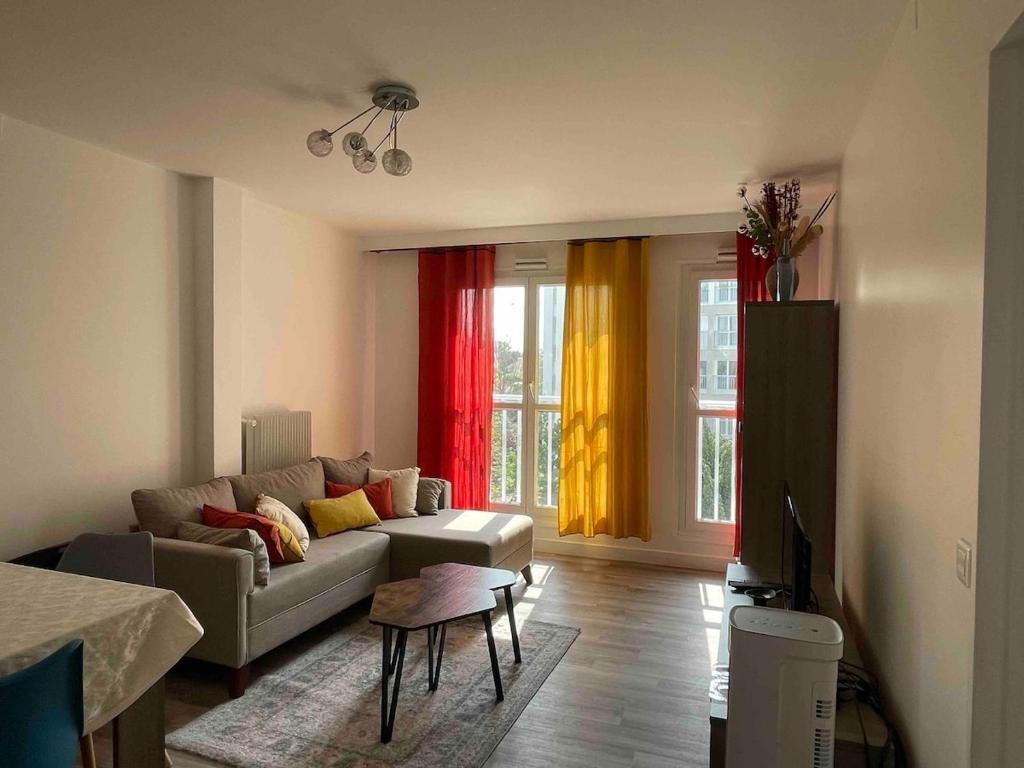 Posezení v ubytování Charmand pied-à-terre between Paris and Disneyland