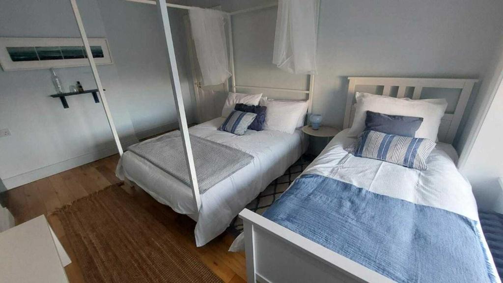 Postel nebo postele na pokoji v ubytování Stunning Unique & Elegantly Refurbed Seafront 2BD