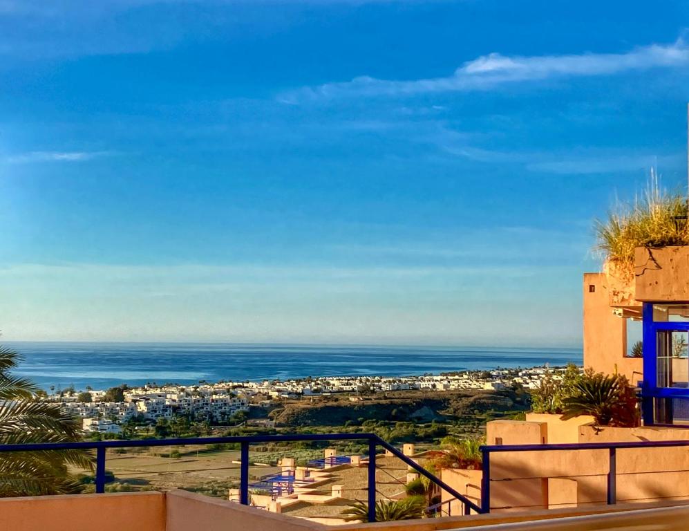 vistas al océano desde el balcón de una casa en Relajantes vistas al mar Mojácar, en Mojácar