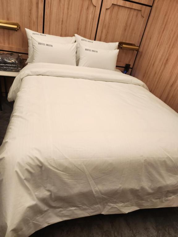 Postel nebo postele na pokoji v ubytování Suwon Hotel Insta