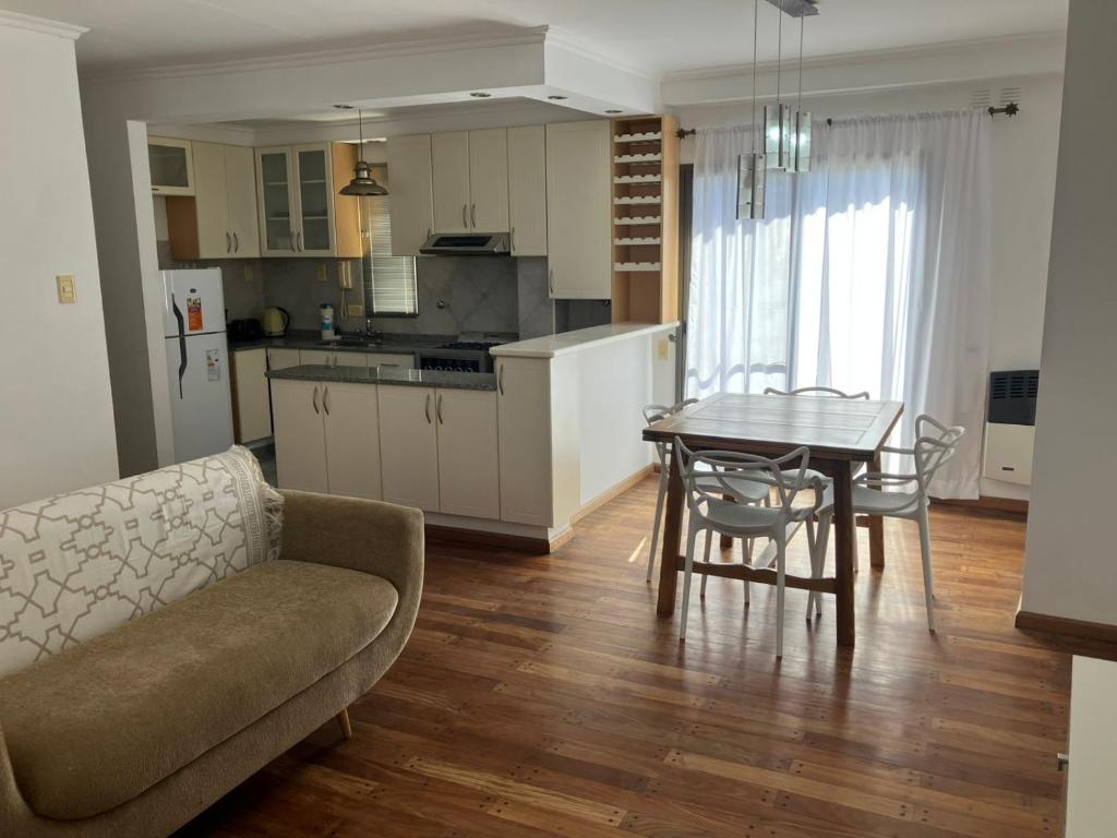 cocina y comedor con mesa y sofá en Dpto tranquilo pleno Centro-Sur con Cochera, en Santa Fe