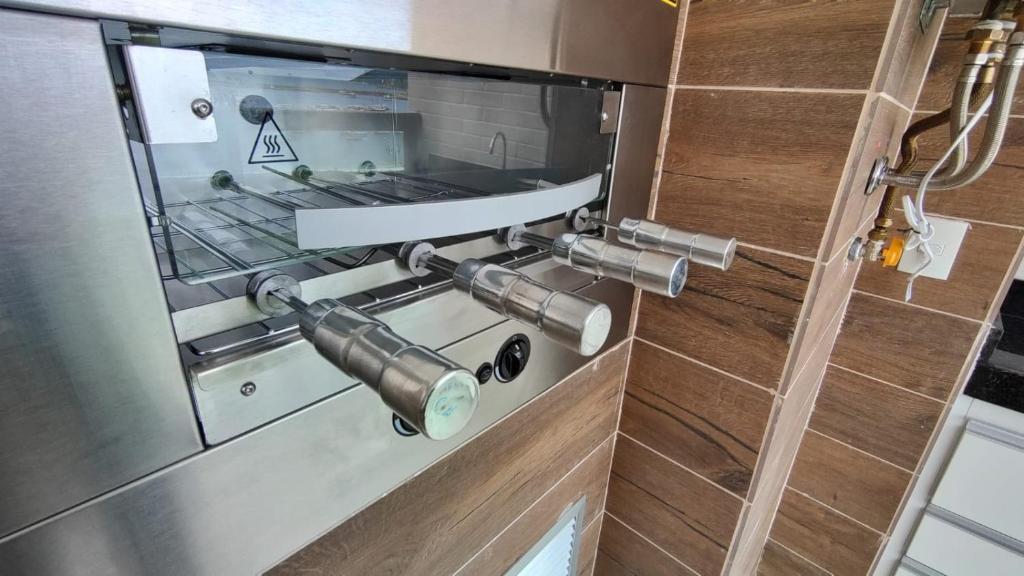 a metal door handle on a kitchen appliance at Residence Club Praia Dos Anjos vista al mar in Arraial do Cabo