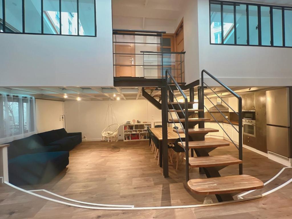 une mezzanine avec un escalier et une salle à manger dans l'établissement Parisian loft 120 m2 - Stylish - Paris 10th, à Paris