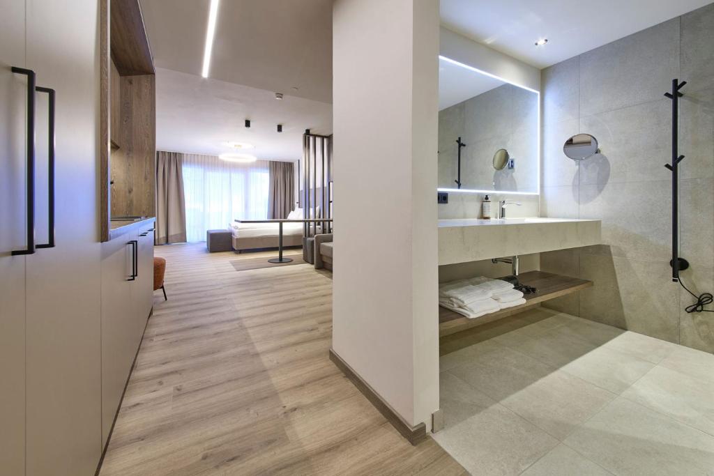 Postel nebo postele na pokoji v ubytování LH Suites Aparthotel NEW OPENING