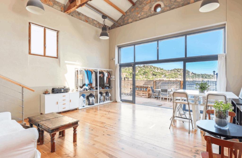 Fotografie z fotogalerie ubytování Magnifique loft sur la plage Life is a Beach GuestHouse v destinaci Théoule-sur-Mer