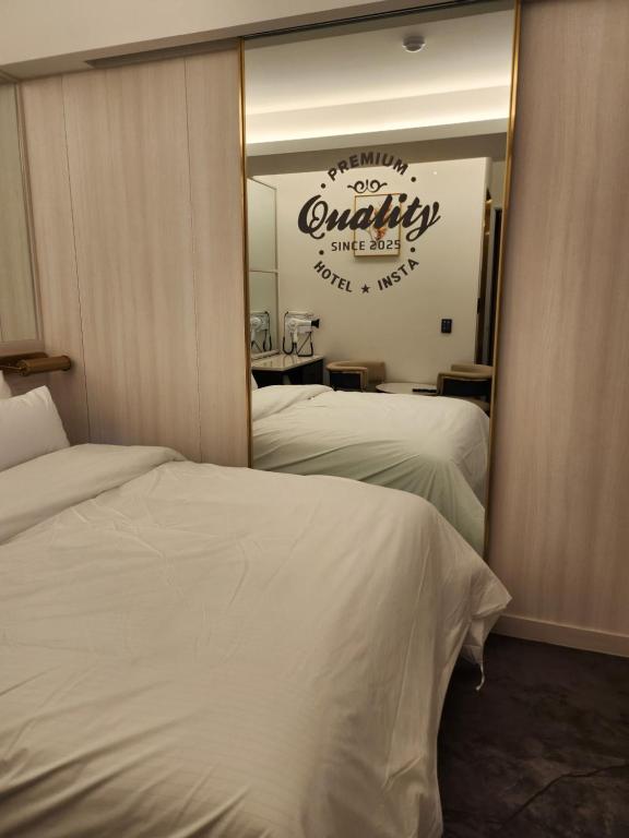 Postel nebo postele na pokoji v ubytování Suwon Hotel Insta