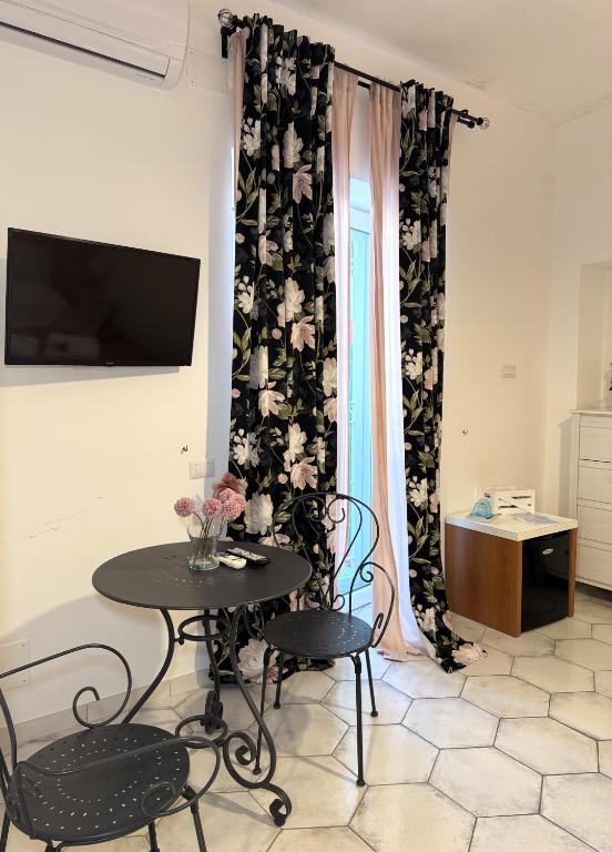 TV a/nebo společenská místnost v ubytování Pharus Miseni Suites and rooms
