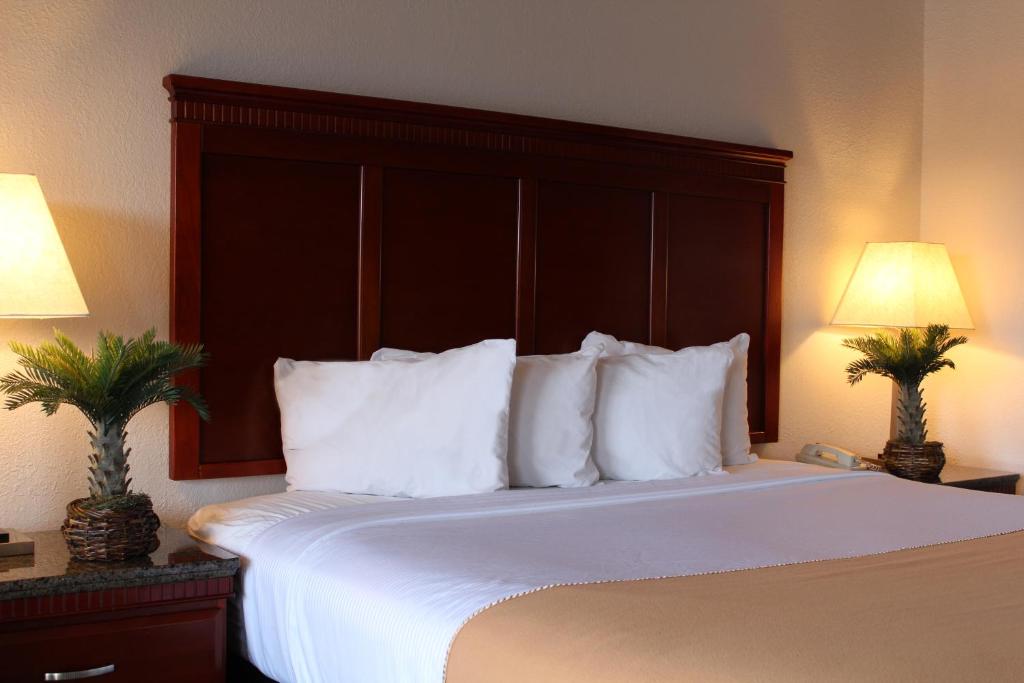 Rodeway Inn tesisinde bir odada yatak veya yataklar