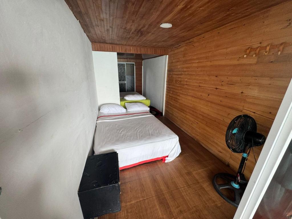 Postel nebo postele na pokoji v ubytování HOSTAL LAMAR BARU dónde Gertrudis