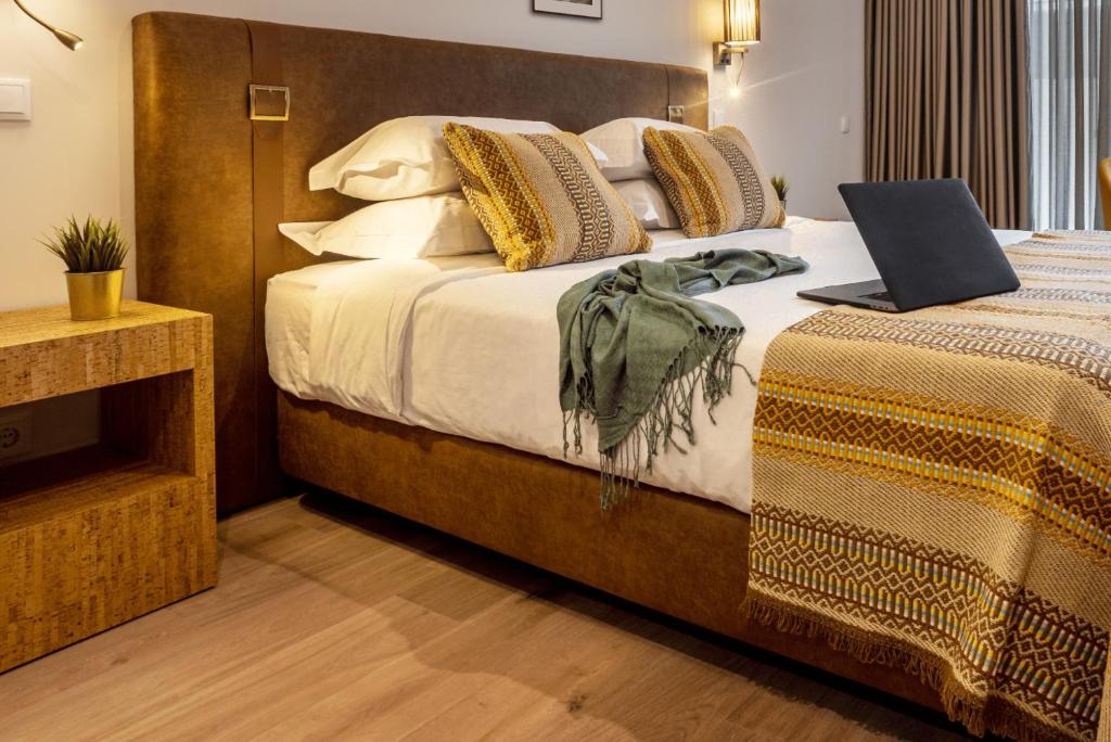 Postel nebo postele na pokoji v ubytování Évora O Cante Hotel