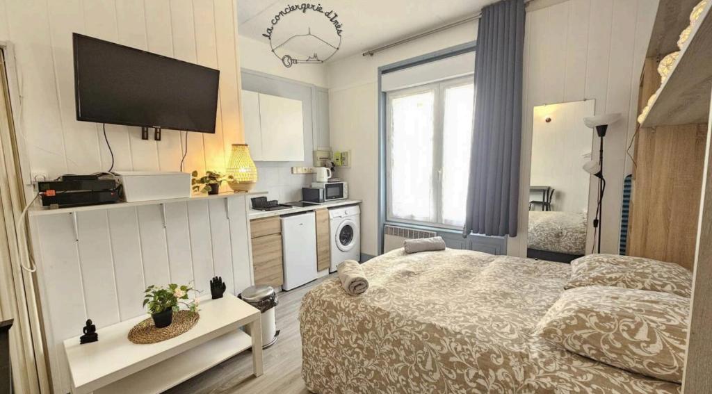 a bedroom with a bed and a flat screen tv at Le Girod #Proche Centre#Confort in Clermont-Ferrand