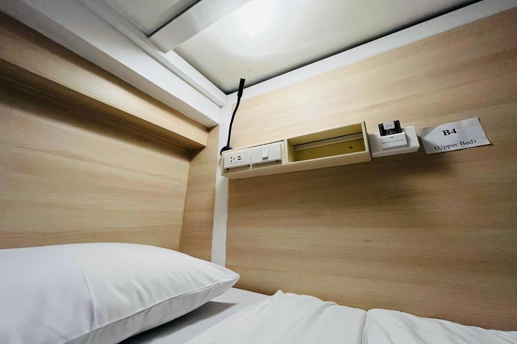 Reezq Hostel - 混合宿舍间的单人床